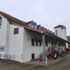 So sieht das Veitshöchheimer Feuerwehrhauses (Ansicht Nordwest) derzeit aus. Hier ist ein Anbau geplant – das Gerätehaus kaschiert die hohe Eisenbahnbrücke rechts.