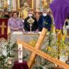 Die als "Kreuz und Glaubensweg" gestaltete Altarinsel der Pfarrkirche "Heilig Kreuz"  mit den Mitwirkenden Hedwig Brender, Günther Schösser und Manfred Thomann . Im Hintergrund rechts außen "die Schwarzacher Madonna" mit dem Jesuskind auf dem Arm.