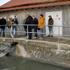 Die Kläranlage in Kleinbardorf, für die die wasserrechtliche Genehmigung Ende 2022 ausläuft, besichtigte der Gemeinderat Sulzfeld und ließ sich vom Klärwärter das System erklären.