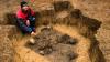 Ein 4000 Jahre altes Grab aus der Zeit der Schnurkeramik haben Archäologen bei der Ausgrabung einer Linearbandkeramik-Siedlung in Schnackenwerth (Lkrs. Schweinfurt) gefunden. Grabungsleiter Marcel Günther zeigt, warum das das sensationell ist: In dem Grab wurden drei Menschen bestattet, zwei Erwachsene und ein später beigesetztes Kind (Mitte), was für die damalige Zeit sehr ungewöhnlich ist, weil Verstorbene in der Regel einzeln beigesetzt wurden.