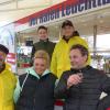 "Moin!" Gegen die Winterkälte in Kitzingen gönnen sich die Händler des Hamburger Hafenmarkts um "Aale-Eddy" (links) erstmal einen Schnaps.