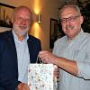 Der Vorsitzende der Energie-Initiative, Christof Helfrich, bedankte sich bei Hans-Josef Fell (links) für den informativen Vortrag und überreichte ein Präsent.
