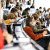 Wie im zurückliegenden Wintersemester könnte es auch im Sommersemester in den Würzburger Uni-Hörsälen aussehen: Studierende mit FFP2-Maske, wenn der Mindestabstand nicht einzuhalten ist.