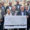 Die Würzburger Lions Clubs spenden 10. 000 Euro für Ukraine-Flüchtlinge. Bei der Spendenübergabe am Rathaus (von links): Herbert Haag (Kinderarzt, PR-Sprecher Mrija), Vladymir Isayenko (Betriebsarzt, Schatzmeister Mrija), Alexander Hillenbrand (Zonen Chairperson der Lions) Anastasia Schmid (Vorstandsvorsitzende Mrija), Klaus-Udo Müller (Pressesprecher Lions Club Würzburg de Leone), Siegfried Scheidereiter (Flüchtlingsbeauftragter des Sozialreferats der Stadt Würzburg), Richard Reichel (President-Elect Lions Club Würzburg de Leone), Georg Popp (Präsident Lions Club Würzburg de Leone), Matthias Wagner (Präsident Lions Club Würzburg Löwenbrücke), Andreas Mauer (Vorstand der LEOS, Jugendorganisation der Würzburger Lions), Thomas Kessler (Vorsitzender des Hilfswerks des Lions Clubs Würzburg West) und Hendrik Röllinger (Präsident Lions Club Würzburg).