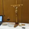 Der Altar ist für die digitale Osternacht gerichtet.