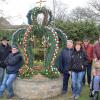 Ein bunter österlicher Hingucker ist die Osterkrone in Traustadt. Für sie, wie auch für den geschmückten Platz in der Ortsmitte, sorgte wieder eine Gruppe um Gerda und Franz Braun (links). Ein bunter österlicher Hingucker ist die Osterkrone in Traustadt. Für sie, wie auch für den geschmückten Platz in der Ortsmitte, sorgte wieder eine Gruppe um Gerda und Franz Braun (links).