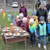 Mit-Initiatorin Gerda Braun erklärt den Kindern einiges am Osterweg in der Traustadter Ortsmitte. Die Leidensgeschichte Jesu ist dort für Kinder bildlich dargestellt. Mit-Initiatorin Gerda Braun erklärt den Kindern einiges am Osterweg in der Traustadter Ortsmitte. Die Leidensgeschichte Jesu ist dort für Kinder bildlich dargestellt.
