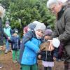 Einmal kräftig rappeln: Die Karfreitagsrappel durften die Kinder auch mal ausprobieren. Einmal kräftig rappeln: Die Karfreitagsrappel durften die Kinder auch mal ausprobieren.