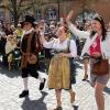 Ein Tourismusauftakt nach Maß: Auf dem Volkacher Marktplatz begrüßen Ratsherr Franz Lang, Volkachs Weinprinzessin Katharina Schmitt und die Fränkische Weinkönigin Carolin Meyer (von links) beim Einzug die vielen Gäste herzlich.