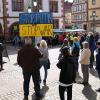 Putin und den Krieg zu stoppen, forderte dieser Demonstrant auf einem Plakat in den ukrainischen Nationalfarben Blau und Gelb.