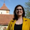 Gemeindepfarrerin Anna Bamberger ist erleichtert, dass die  Kriegspropaganda nun nicht mehr auf den Kirchenmauern prangt. Sie betreut die evangelische Gethsemanegemeinde am Würzburger Heuchelhof und die Trinitatisgemeinde im Stadtteil Rottenbauer, deren Kirche im Hintergrund zu sehen ist.