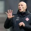 Ralf Santelli zeigt es an: Fünf Spiele haben die Würzburger Kickers in dieser Runde noch und müssen wohl mindestens vier davon gewinnen, um nicht abzusteigen. Bei Eintracht Braunschweig fehlt der Trainer allerdings aufgrund einer Sperre.
