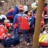 Rettungsdienst, Notarzt und Einsatzkräfte der Bergwacht kümmerten sich nach dem Forstunfall um den 20-Jährigen.