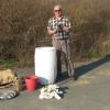Der Naturliebhaber Manfred Wirsching aus Homburg sammelt seit über 50 Jahren Müll in der Natur. Aktuell hat er auf der Tiefenthaler Höhe ein Mostfass und weiteren Unrat gefunden.