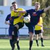 Niklas Krämer (rechts) von der SG Heustreu/Hollstadt ist mit der Fußspitze einen Tick eher am Ball als Emil Schneider (links) von der SG Mellrichstadt/Frickenhausen.