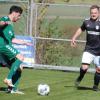 Maximilian Dietz (Mitte, TSV Großbardorf II) behauptet den Ball gegen Jonas Trägner (links) und Sebastian Braun (rechts) vom FC Strahlungen.