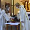 Am Gründonnerstag nahm Christiane Hetterich bei den Ministrantinnen und Ministranten die Handwaschung vor.