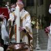 Zur Osternacht im Bamberger Dom mit Erzbischof Ludwig Schick gehörte auch die Weihe der Osterkerze.