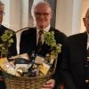 Als Anerkennung für seine 25-jährige Tätigkeit erhielt Winfried Rohrer (rechts) im Auftrag aller Mitglieder vom zweiten Vorstand Eugen Krammel (mittig) und dem neuen Vorsitzenden Alfred Eitel (links) einen Präsentkorb überreicht.