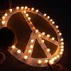 Vor dem Altar ließen die Besucher der Gebetsstunde ein Peace-Zeichen erstrahlen.