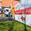 Martin Seltsam und Jörg Klehe arbeiten als ehrenamtliche Helfer in der Hilfsgüter-Sammelstelle des BRK in der Gorch-Fock-Straße 1a in Schweinfurt. Auf rund hundert Quadratmetern werden im Gebäude der alten Feuerwache Hilfsgüter für Geflüchtete aus der Ukraine angenommen und verteilt.