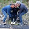 Durch Siebener-Obmann Thomas Schwab (rechts) und Feldgeschworenen Roland Gößwein (links) durfte mit Thüngersheims Weinprinzessin Theresa Galz ein gekröntes Haupt an der Höhfeldplatte das Ritual des Stauchens als besondere Würdigung beim Neustart des Grenzgangs der Thüngersheimer Feldgeschworenen nach zweijähriger Pandemie-Pause erfahren.