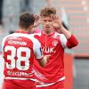 Die Torschützen Robert Herrmann (links) und Marvin Pourie (FC Würzburger Kickers) freuen sich über den höchsten Saisonsieg.