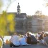 Wein genießen mit Blick auf die Silhouette der Stadt Kitzingen: Ab dem 28. April ist das beim Stadtschoppen wieder möglich.