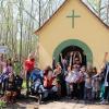 Gemeinsam vor der Wolfskapelle: die Betreuerinnen mit den Kindern, die im Haus Franziskus übernachtet hatten und am nächsten Tag einen Spaziergang zur Wolfskapelle machten. Gemeinsam vor der Wolfskapelle: die Betreuerinnen mit den Kindern, die im Haus Franziskus übernachtet hatten und am nächsten Tag einen Spaziergang zur Wolfskapelle machten.