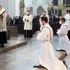 Die Priesterweihe wie hier im Mai 2021 durch Würzburgs Bischof Dr. Franz Jung (links) ist in der katholischen Kirche weiterhin Männern vorbehalten.