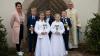 Zwei Mädchen und drei Jungen aus Limbach haben ihre erste Heilige Kommunion gefeiert. Mit im Bild Pastoralreferentin Isabella Friedrich und Pfarrer Bernhard Öchsner.