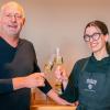 Steinburg-Inhaber Lothar Bezold ist stolz auf seine Koch-Auszubildende Conny Kraus und gratulierte ihr zum 1. Platz im Landesvorentscheid des Rudolf Achenbach Preises.