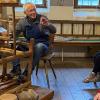 Rudolf Mauder macht Geschichte lebendig: Am Webstuhl zeigt er den Viertklässlern der Malbach-Grundschule, wie früher Leinen gefertigt wurde. Rudolf Mauder macht Geschichte lebendig: Am Webstuhl zeigt er den Viertklässlern der Malbach-Grundschule, wie früher Leinen gefertigt wurde.
