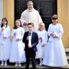 Nach dem Festgottesdienst stellen sich die Gernacher Kommunionkinder zusammen mit Pfarrer Thomas Amrehn zu einem Erinnerungsfoto.