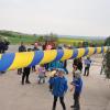 In den ukrainischen Nationalfarben ist der Maibaum in Birnfeld geschmückt.