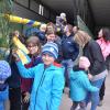 Kinder schmücken den Birnfelder Maibaum mit bunten Fähnchen, aber in diesem Jahr sind auch blau-weiße Farben dabei als Zeichen der Solidarität mit der Ukraine. Kinder schmücken den Birnfelder Maibaum mit bunten Fähnchen, aber in diesem Jahr sind auch blau-weiße Farben dabei als Zeichen der Solidarität mit der Ukraine.
