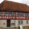 Die Außenfassade des evangelischen Pfarrhauses am Ostheimer Kirchberg wurde 2011 saniert (im Bild). Die Pfarrerwohnung wird in den kommenden Wochen renoviert, um gerüstet zu sein, wenn möglicherweise im Herbst ein neuer Pfarrer nach Ostheim kommt.