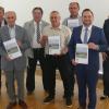 Der Startschuss für die ILE MainLandAllianz ist gelungfen, darüber freuen  sich (von links) Stefanie Dümig (ALE), Leitender Baudirektor Jürgen Eisentraut (ALE),
2. Bürgermeister Dieter Koch (Buchbrunn), Bürgermeister Karl-Dieter Fuchs (Mainstockheim), Bürgermeister Horst Reuther (Albertshofen), Bürgermeister Roland Hoh (Biebelried), Bürgermeister Matthias Bielek (Dettelbach), Veronika Endres (ILE-Managerin) und Landrätin Tamara Bischof.