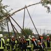 Aktive Kameraden beim Aufstellen des Maibaums.