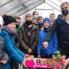Schülerinnen und Schüler der 6. Klassen mit ihrem NuT-Lehrer Matthias Mann im Schul-Gewächshaus.