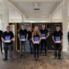 Auf dem Foto von links: André Reich (Geschäftsführung), Martin Faulstich (Ausbildungsleitung), Marco Freibott, Philipp Huth, Klaus Diemar (Ausbildungsleitung), Maria Hesselbach, Johannes Werner, Moritz Schilling, Nina Reich (Geschäftsführung), Oliver Thiele (Personalleitung). Es fehlt Niklas Guck.
