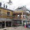 Am neuen Kinderkrippenanbau des Wollbacher Kindergartens wurde fröhlich Richtfest gefeiert. Natürlich waren auch die Kindergartenkinder mit dabei.