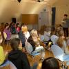 Schülerinnen der Mädchenrealschule Volkach lauschen gespannt der Autorin Irmgard Kramer.