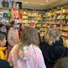 Schülerinnen der Mädchenrealschule besuchten die Buchhandlung "Bücherkabinett" in Volkach.