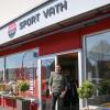 Michael Konrad (46) vor seinem Laden "Sport Vath" in Bad Mergentheim. Ende Juni schließt das Sportartikelfachgeschäft, das 1984 in Igersheim gegründet wurde. Für den Inhaber und Geschäftsführer war es keine leichte Entscheidung, den Laden aufzugeben, doch die Zukunftsaussichten für den Sportartikel-Einzelhandel schätzt er nicht besonders rosig ein.