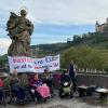 Unter dem Motto "basta! uns REICHT'S - Wo ist die barrierefreie Stadt?" demonstrierte die Gruppe baSta - barrierefreie Stadt am Mittwoch auf der Alten Mainbrücke in Würzburg.