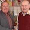 Bürgermeister Rainer Ott (rechts) gratulierte Paul Mader zum 90. Geburtstag.