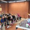Gebannt verfolgen die Schülerinnen und Schüler, wie der Glasbläser seine Werke anfertigt. Gebannt verfolgen die Schülerinnen und Schüler, wie der Glasbläser seine Werke anfertigt.