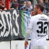 Christian Strohdiek, der seine Karriere nach der Saison beenden wird, diskutiert nach dem Abstieg der Würzburger Kickers mit Fans.