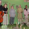 Sie eröffneten die neue Ausstellung im "Kloster Wechterswinkel" im Ambiente eines mittelalterlichen Gartens (im Bild von rechts): Künstlerin Annelore Römhild, Rebecca Stutz, stv. Landrätin Eva Böhm, Alice Selinger, Annette und Vincent von Brenndorff.